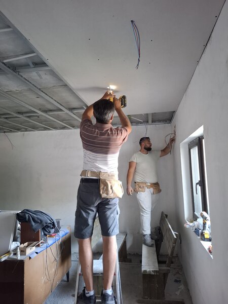 Zugrav glet 10 lei, mp lavabil 5 lei